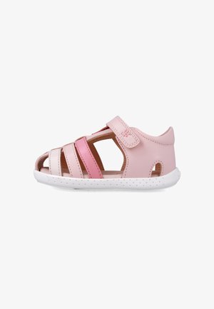 Sandalias para niñas pequeñas en color rosa con diseño de punta abierta, que cuentan con múltiples tiras y un cierre de Velcro. Suela de goma blanca con superficie texturizada.