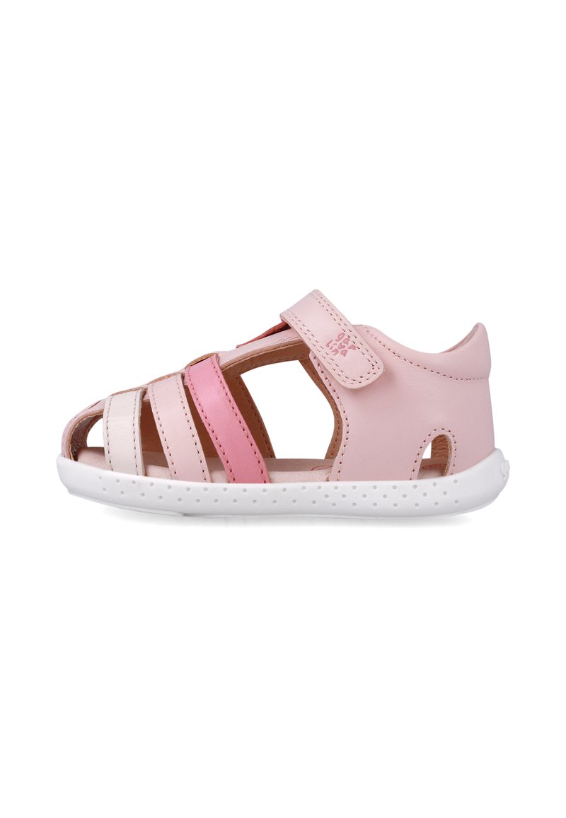 Sandalias para niñas pequeñas en color rosa con diseño de punta abierta, que cuentan con múltiples tiras y un cierre de Velcro. Suela de goma blanca con superficie texturizada.