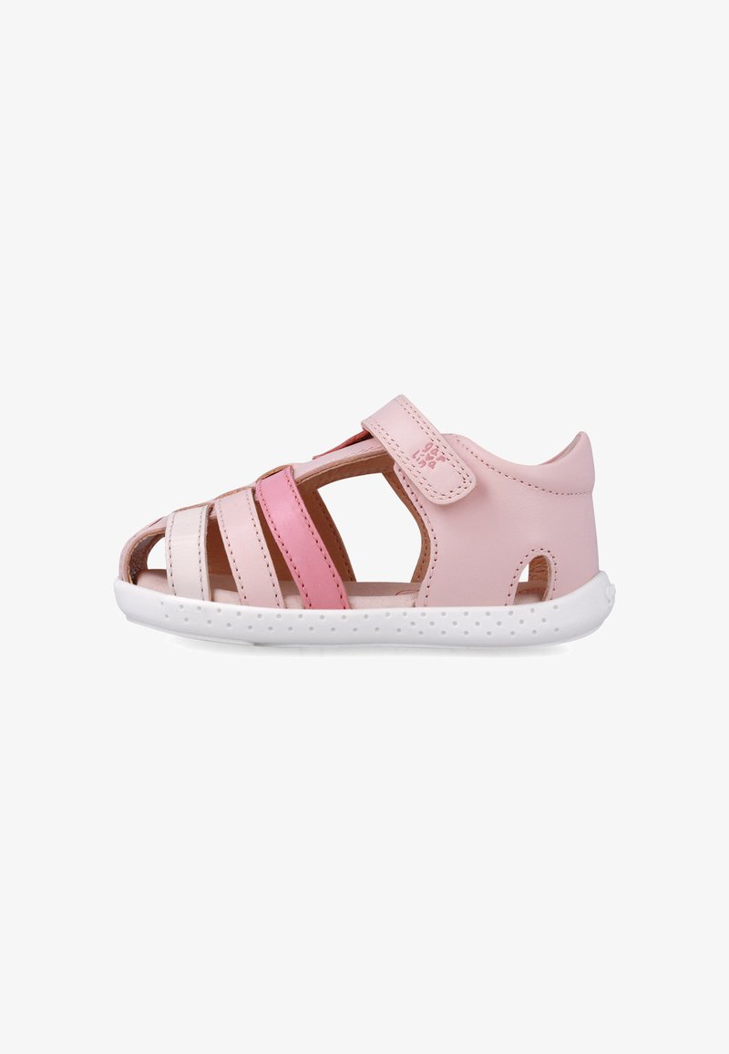 Sandalias para niñas pequeñas en color rosa con diseño de punta abierta, que cuentan con múltiples tiras y un cierre de Velcro. Suela de goma blanca con superficie texturizada.