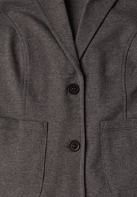 Veste gris foncé à deux boutons, col à revers cranté et poches plaquées devant en tissu doux.