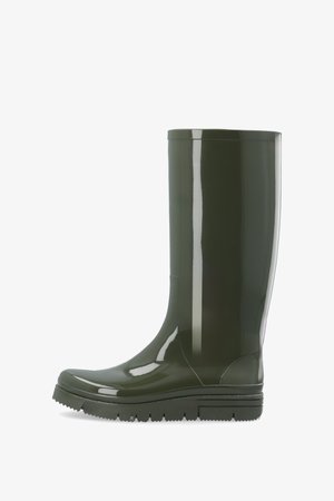 Bota de lluvia de goma verde con acabado brillante, altura a media pantorrilla, suela texturizada y diseño superior liso.