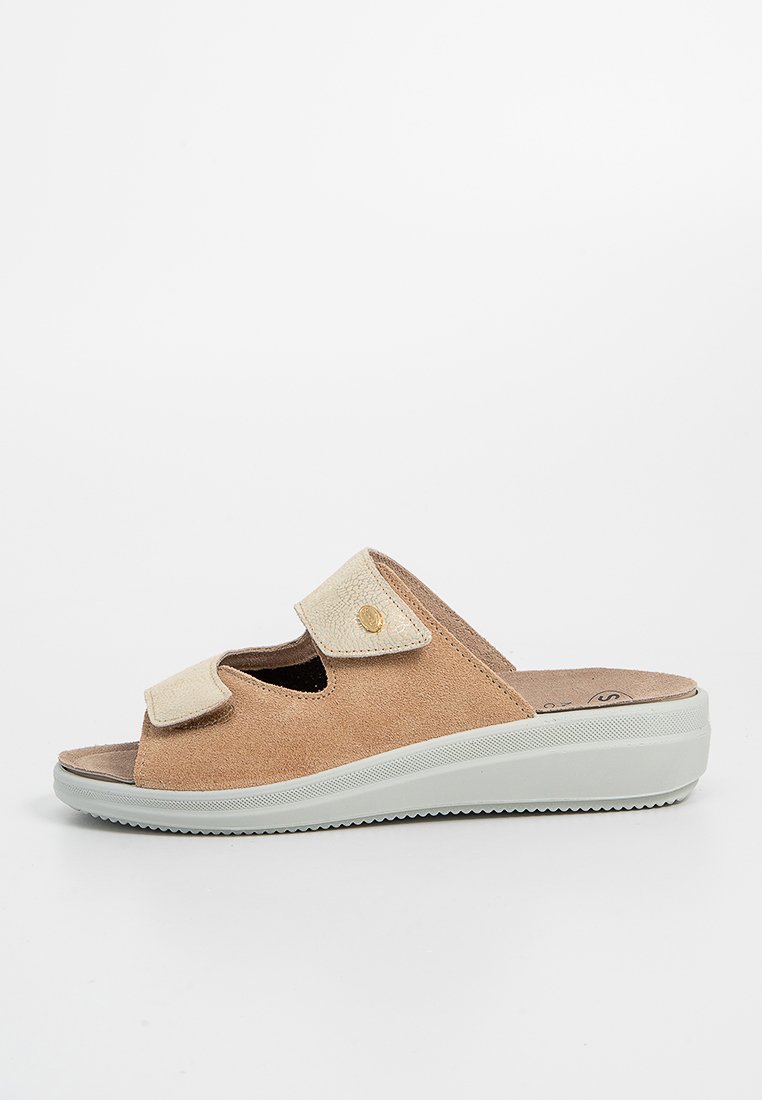 Sandali con cinturino da donna in suede color cammello con una fascia beige, chiusura regolabile in Velcro e suola imbottita per il comfort. Suola in gomma.
