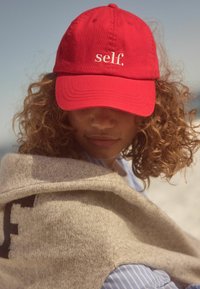 Self. REGULAR FIT - Sapka - red