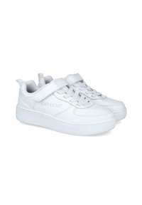 Zapatillas blancas hechas de material sintético, con cierre de cordones y Velcro, cuello almohadillado y suela de goma texturizada con acentos de logo.