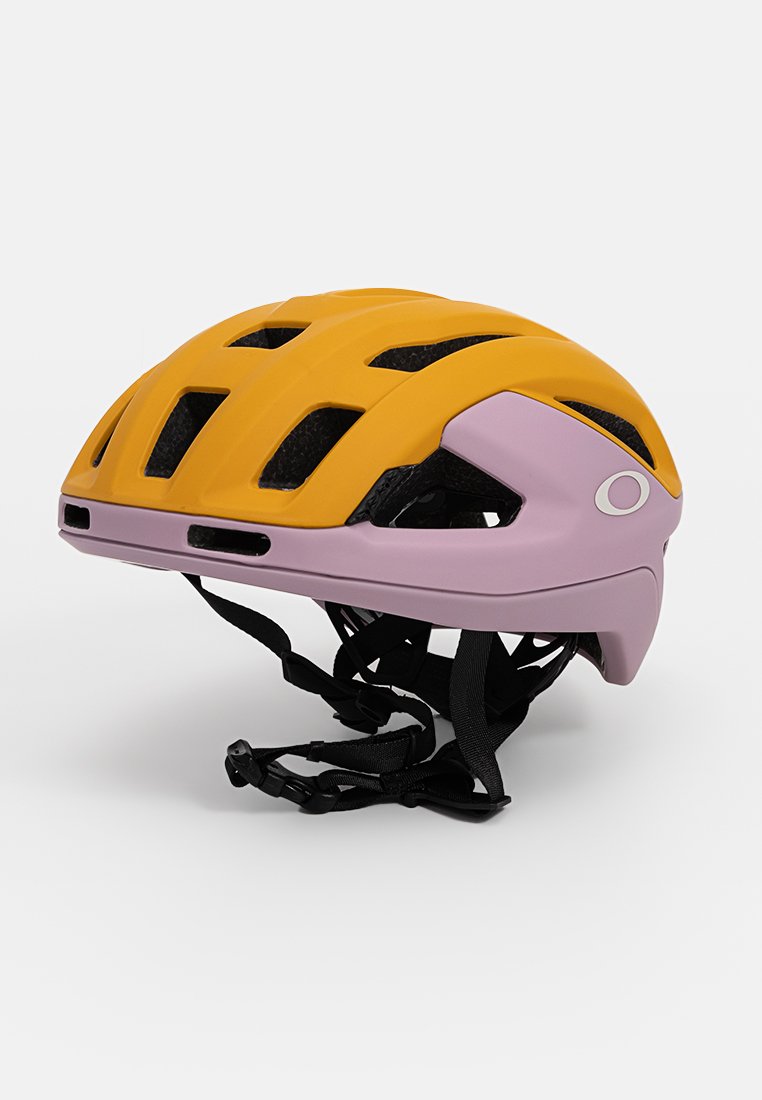 En tvåfärgad cykelhjälm med en matta gul överdel, lila nedre del, ventilationsöppningar och justerbara svarta remmar.