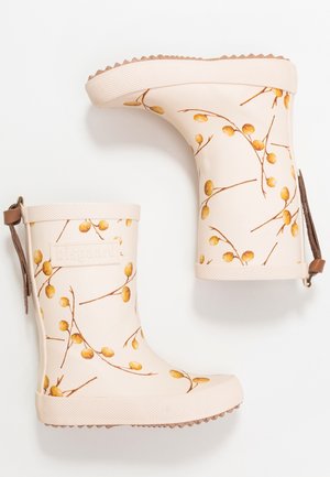 Bottes en caoutchouc beige pour enfants avec motif de branches et de baies en marron et jaune, semelles texturées et languettes à l'arrière.