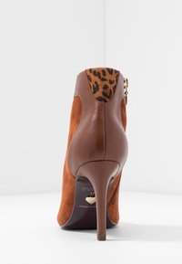 Tamaris Heart & Sole Klassiska stövletter - cognac