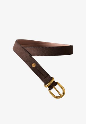 Bruine suède riem met lichtbruine binnenvoering, gedetailleerd stiksel en gouden metalen gesp en lus, geïsoleerd op witte achtergrond.