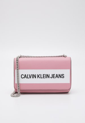 FLAP CONVERTIBLE - Sac bandoulière - soft berry