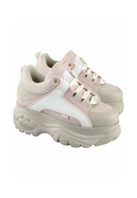 Chunky plattform sneakers i lys rosa og beige. Laget av semsket skinn og lær, med en hvit midtseksjon og teksturert gummisåle.