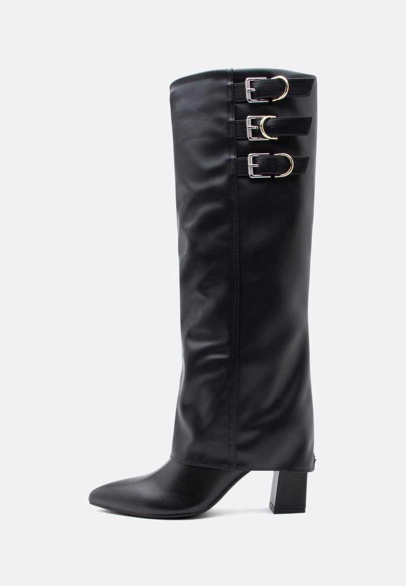 Botas pretas até ao joelho feitas de imitação de pele lisa, com bico pontudo, apresentando três detalhes de fivela prateada de um lado e um salto robusto.
