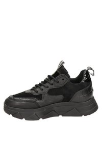 Zapatillas negras que combinan cuero liso y ante, suela gruesa, acentos texturizados y una pestaña en el talón para facilitar su uso.