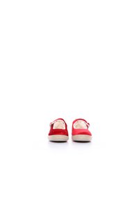Zapatos infantiles de ante rojo con puntera redonda, correa ajustable y suela de yute trenzado, que presentan un diseño recortado en los laterales.