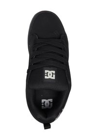 Černé tenisky s hladkým svrškem, kulatou špičkou, plochou podrážkou a výrazným logem na jazyku. Mají texturované tkaničky a polstrovaný límec.