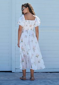 Next PUFF SLEEVE MIDI - Päevakleit - white ground