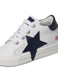 Sneaker in pelle bianca con design a stella navy, lacci bianchi e accentuazione navy nel tallone. Presenta suola in gomma e dettagli perforati.