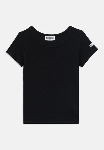 Must laste lühikeste varrukatega ümara kaelusega T-särk, millel on krae juures „Moschino Kid“ silt ja vasakul varrukal „Moschino“ tekst.
