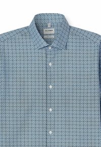 Hellblaues Hemd mit Knopfleiste und geometrischem Muster. Verfügt über einen klassischen Kragen und weiße Knöpfe. Der Stoff wirkt glatt mit feinen Details.