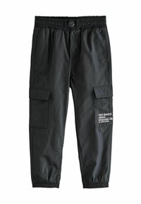 Sorte cargo bukser med elastisk talje, sidelommer og et logo-patch. Fremstillet af glat, let stof med en tapered pasform.