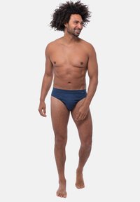 Slips da bagno blu navy in tessuto texturizzato con una cintura liscia, caratterizzati da un sottile motivo a righe e un branding minimale.