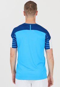 T-shirt med kort ärm för sport, med blå kropp, mörkblå axlar och vita övre ärmar med blå ränder. Tillverkad av lättviktigt material.