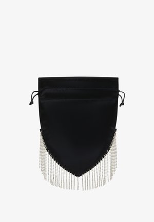 Sort satinpose med en trekantet form, der har sølvfarvet kædefringe i bunden og en snøre lukning øverst.
