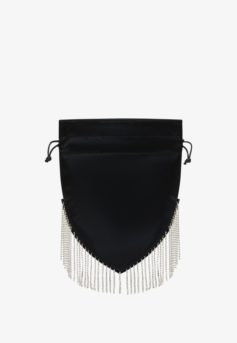 Pañuelo de satén negro con forma triangular, con flecos de cadena plateada en la parte inferior y cierre de cordón en la parte superior.