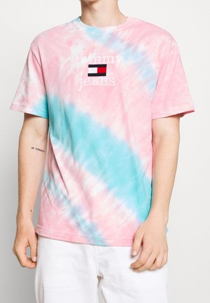Kurzarm-Tie-Dye-T-Shirt in Pink und Hellblau mit gesticktem "Tommy Jeans"-Text und einem kleinen Logo-Akzent auf der Vorderseite.
