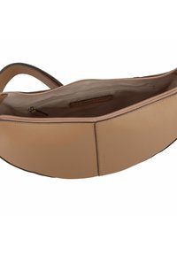 Bolso de cuero marrón con textura de guijarros, forma curva y cierre con cremallera. El interior incluye un bolsillo con cremallera y un forro de tela suave.