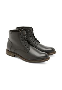 Botas de cuero negras hasta el tobillo con punta redondeada, cierre de cordones en la parte delantera y suela de madera marrón claro. Los detalles incluyen costuras y un acabado suave.