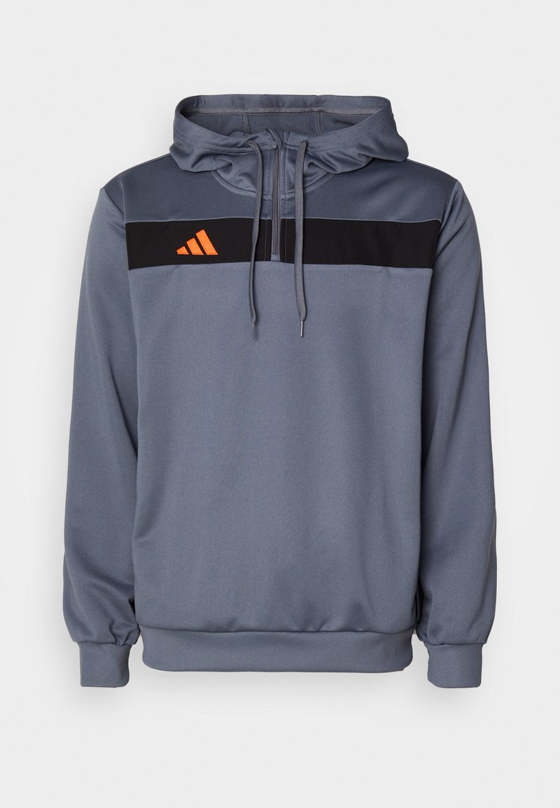 Grauer Hoodie aus weichem Stoff, mit einem schwarzen horizontalen Streifen und orangefarbenem Adidas-Logo. Mit verstellbaren Kordeln und gerippten Bündchen.
