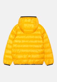 Chaqueta acolchada amarilla con capucha, que presenta un diseño acolchado y puños elásticos, con un dobladillo negro y una textura lisa y brillante.