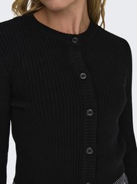 Schwarze gerippte Strickjacke mit einem runden Ausschnitt, sechs runden, schwarzen Knöpfen und einem figurbetonten Design. Die Textur wirkt weich und gestrickt.