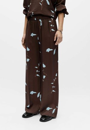 Braune weit geschnittene Hose mit blauem Blumenmuster, hergestellt aus einem leichten, strukturierten Stoff, mit elastischem Bund für Komfort.