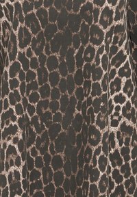 Leopardenmusterstoff mit schwarzen und braunen Flecken auf einem strukturierten, dunklen Hintergrund. Das Muster ist dicht und kontrastiert mit der glatten Textur.