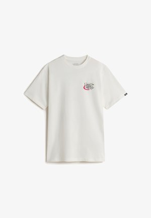 Camiseta de algodón blanca con mangas cortas y escote redondo. Presenta un estampado gráfico en rosa y negro en el área del lado izquierdo del pecho.