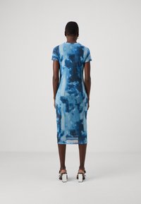 Modrá tie-dye midi šaty s krátkymi rukávmi, priliehavým strihom a jemnou textúrou. Obsahuje rozparok na leme pre väčšiu voľnosť pohybu.