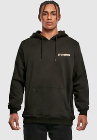 Czarna bluza z kapturem z kieszenią z przodu, sznurkiem do ściągania i beżowym logo "zy studios". Gładki, teksturowany materiał. Ribbed cuffs and hem.