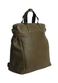 Olivgrüner Leder-Rucksack mit strukturierter Form, oberen Griffen, Reißverschlüssen und gefaltetem Oberteil. Glatte Textur mit kontrastierenden Nähdetails.