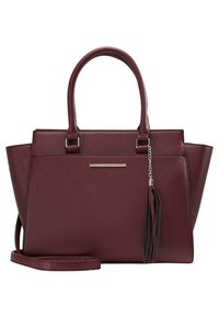 Sac à main structuré bordeaux avec doubles poignées, bandoulière détachable et pompon noir en pendentif sur une chaîne argentée.