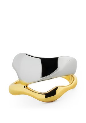 Bague bicolore abstraite avec des formes irrégulières, présentant une bande supérieure argentée brillante et une bande inférieure dorée ondulée.