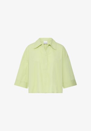 Chemise à manches courtes vert clair, boutonnée, col large et coupe ample, avec étiquette de la marque ICHI à l'intérieur du col.