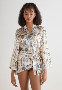 Bedruckter Seidenkimono in Creme mit blauen und braunen Blumenmustern. Verfügt über ein Wickeldesign, Glockenärmel und einen Bindegürtel in der Taille.