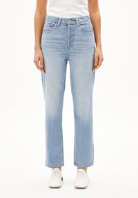 Jeans high rise azzurri chiari con una vestibilità rilassata, cinque tasche e una finitura sbiadita. Presenta una classica chiusura con bottone e zip.