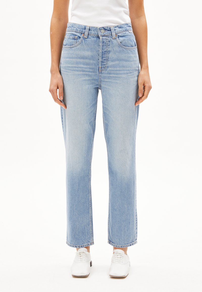 Jeans high rise azzurri chiari con una vestibilità rilassata, cinque tasche e una finitura sbiadita. Presenta una classica chiusura con bottone e zip.