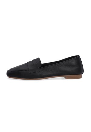 Schwarze Lederloafers mit einer spitzen Zehenform, ausgestattet mit einem dekorativen Riemen über dem Vorderfuß und einer dünnen, hellbraunen Gummisohle.