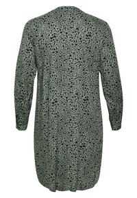 Túnica de manga larga en tela verde con un patrón de manchas de leopardo negro, con un corte relajado y dobladillo redondeado.