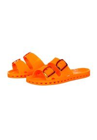 Ciabatte di gomma arancioni con due fibbie dorate, plantare testurizzato e motivo ritagliato lungo la suola. Design leggero e open-toe.