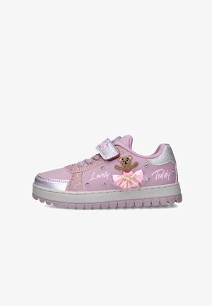 Sneaker rosa con dettagli lucidi, glitter e applicazioni a forma di orsetto. Presenta una chiusura con cinturino e suola a bolla con gemme decorative.