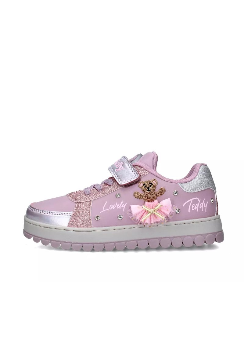 Sneaker rosa con dettagli lucidi, glitter e applicazioni a forma di orsetto. Presenta una chiusura con cinturino e suola a bolla con gemme decorative.